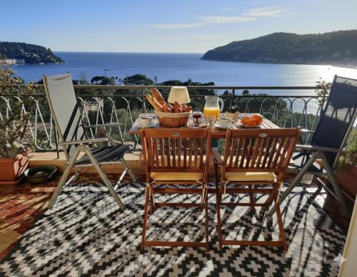 Vintage flat on Villefranche bay - free car park