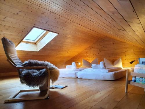 Posezení v ubytování Schwarzes Holzferienhaus mit Sauna -- L I E B L I N G S P L A T Z -- an der Ostsee, Zierow bei Wismar, Strand 500m, alles inklusive