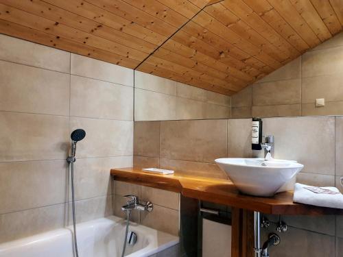 Koupelna v ubytování Schwarzes Holzferienhaus mit Sauna -- L I E B L I N G S P L A T Z -- an der Ostsee, Zierow bei Wismar, Strand 500m, alles inklusive