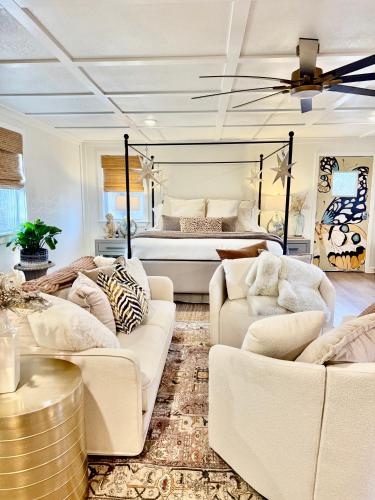 Posezení v ubytování The Wing - luxurious king suite tiny studio home!