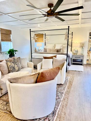 Posezení v ubytování The Wing - luxurious king suite tiny studio home!