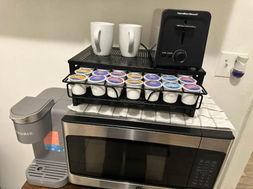 Příslušenství pro přípravu čaje a kávy v ubytování Charming 2-bedroom apartment with Washer and Dryer in Jersey City