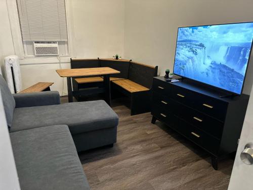 TV a/nebo společenská místnost v ubytování Charming 2-bedroom apartment with Washer and Dryer in Jersey City