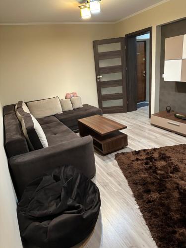 a living room with a couch and a table at Republicii Central in Ploieşti