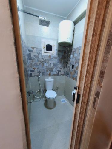 a small bathroom with a toilet in a room at Andy Guest House Pyramids View in Cairo