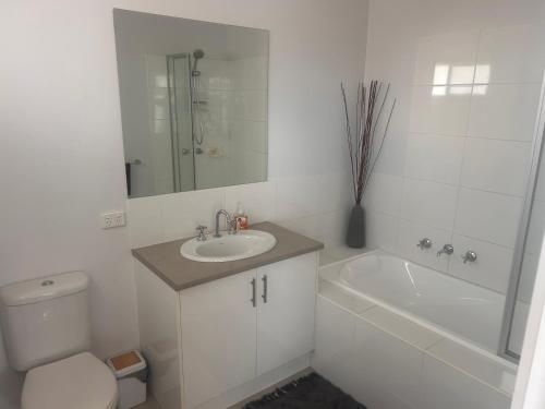Koupelna v ubytování Modern Furnished Home in Altona Meadows, 20min CBD, 5min Beach