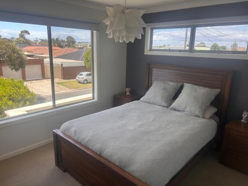 Postel nebo postele na pokoji v ubytování Modern Furnished Home in Altona Meadows, 20min CBD, 5min Beach