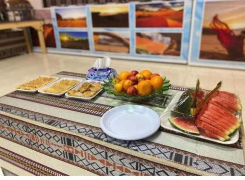 een buffet met eten op een tafel met borden bij RUM MOON lUXURY CAMP in Wadi Rum