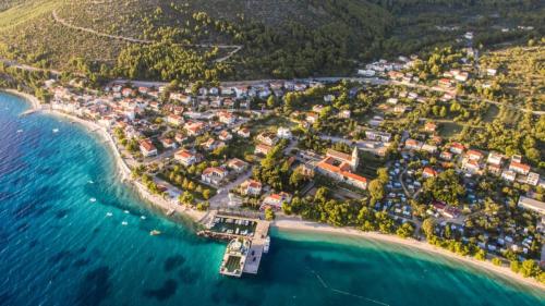 - une vue aérienne sur une petite ville sur la plage dans l'établissement Glavina, à Zaostrog
