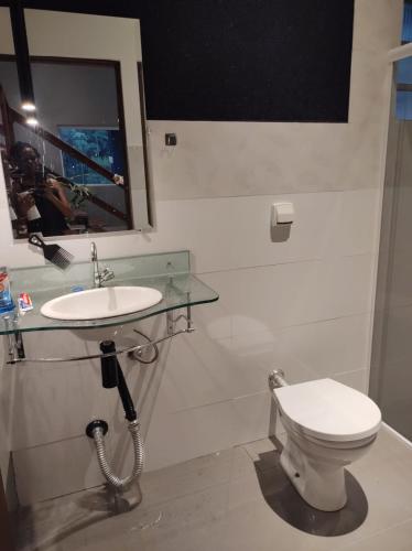 een badkamer met toilet en wastafel bij Chalé Freital in Nazaré Paulista