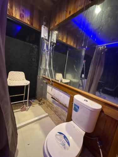 een badkamer met een toilet en een stoel. bij Honey moon party in Ban Khlong Mae Nam