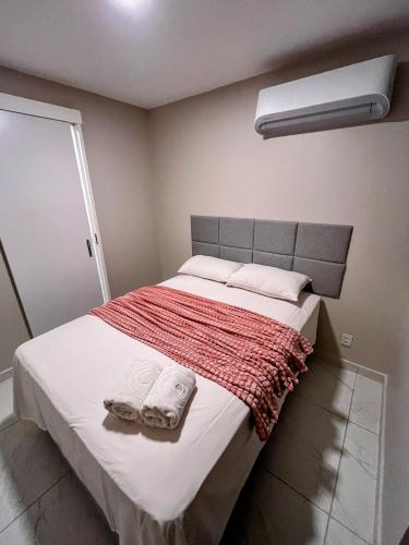 een slaapkamer met een bed met twee handdoeken erop bij Cupe Living - VSH in Porto De Galinhas