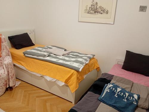 เตียงในห้องที่ G7Anjanas