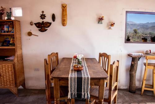 une salle à manger avec une table et des chaises en bois dans l'établissement Cabaña Paraíso Cachi, à Cachí