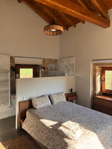 En eller flere senge i et værelse på Casa Rural Elvira Ribeira Sacra