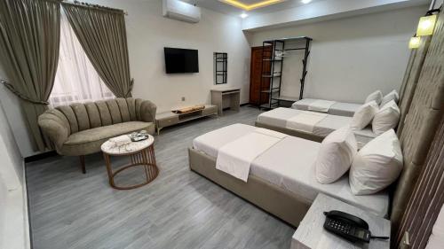 En eller flere senge i et værelse på The Guest House Islamabad