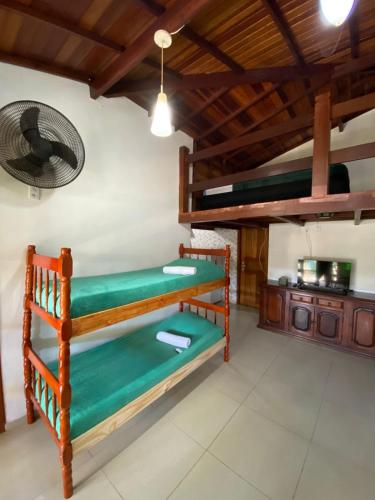 a room with two bunk beds and a kitchen at Pousada Ferradura Beach in Búzios