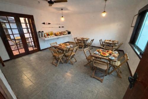an overhead view of a room with tables and chairs at L Grace Centro in Búzios