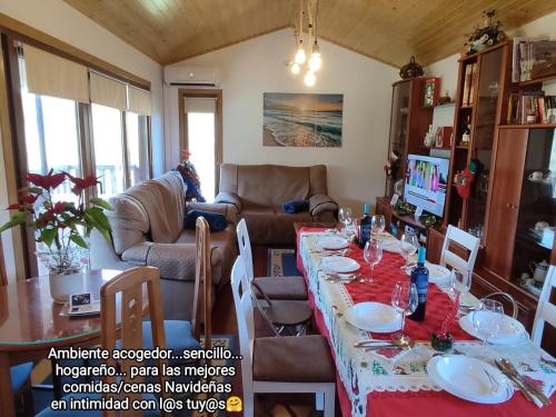 een woonkamer met een lange tafel met een rood tafelkleed bij Eido da Consaca in Ponteareas