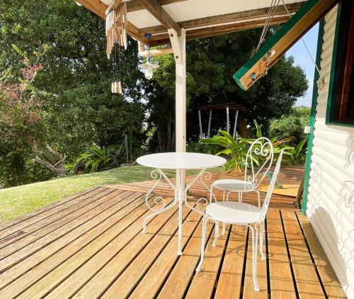 En have udenfor Superbe bungalow et son jardin tropical