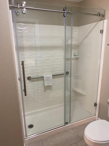 Et badeværelse på North Bay Inn Santa Rosa