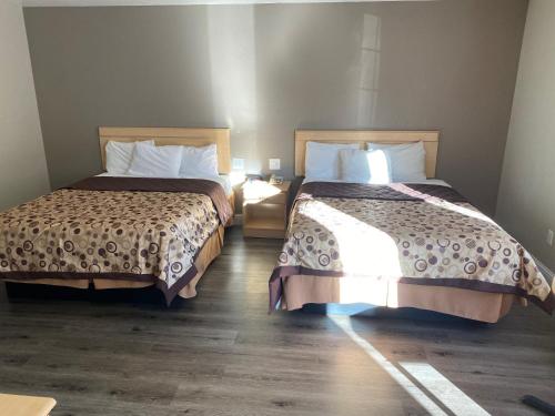 En eller flere senge i et værelse på North Bay Inn Santa Rosa