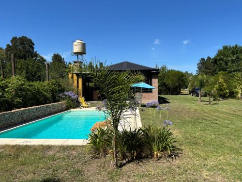 une maison avec une piscine dans une cour dans l'établissement Casa Quinta La Plata, à La Plata