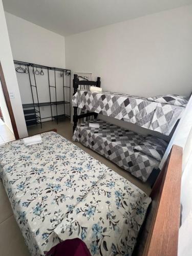 ein kleines Zimmer mit einem Bett und einer Couch in der Unterkunft Casa de Praia Vila do Peró in Cabo Frio