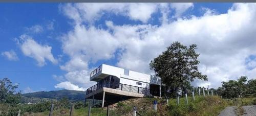 een huis bovenop een heuvel bij Supernova Glamping in Macanal