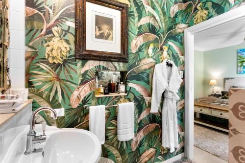 Et badeværelse på Noosa Valley Manor B&B