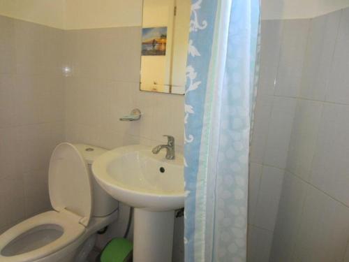 uma pequena casa de banho com WC e lavatório em Boracay White Coral Hotel em Boracay