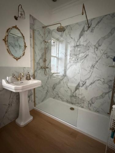 Et badeværelse på Georgian Park View Apartment