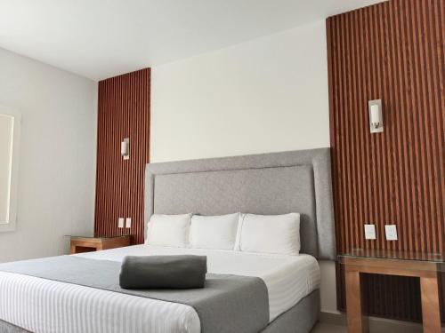 een hotelkamer met een bed met een kussen erop bij Zar Guadalajara in Guadalajara