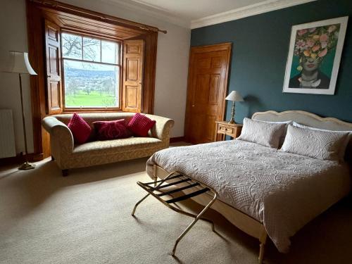 En eller flere senge i et værelse på Georgian Park View Apartment