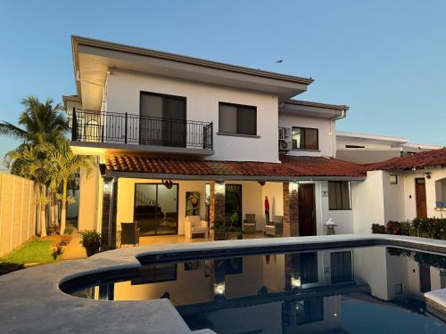 Bazén v ubytování Zeus Guest house & Car Rental Free SJO Airport Shuttle-NATIONWIDE PRÍVATE SHUTTLE SERVICE nebo v jeho okolí