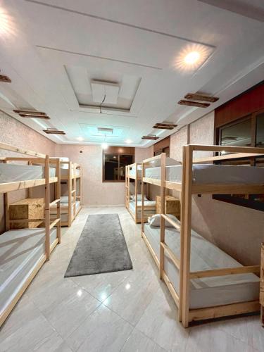 Giường tầng trong phòng chung tại tayri surf house