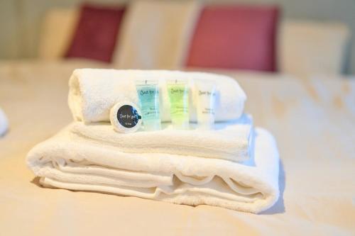 a pile of towels sitting on top of a table at Jubilee View - New! Luxurious Home, Parking Wi-Fi in Bury