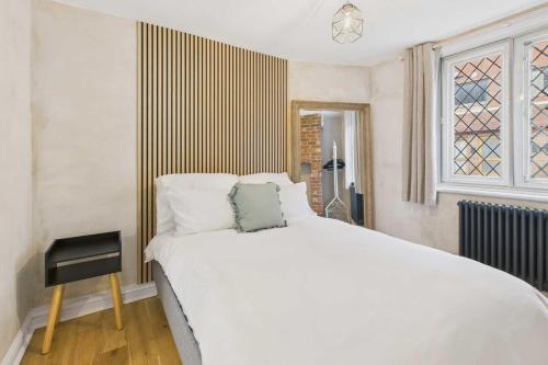 Postel nebo postele na pokoji v ubytování Beautiful Grade II Listed Almshouse