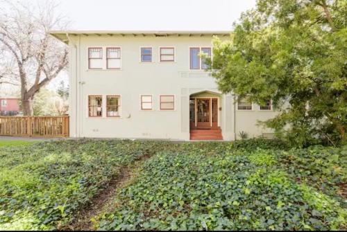 una casa bianca con un ampio cortile di 2 - Berkeley Private 1 Bedroom Apartment with Laundry a Berkeley