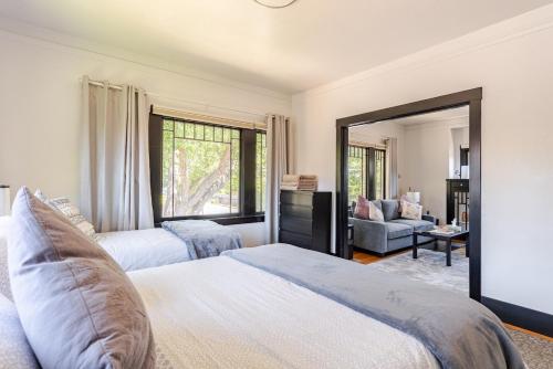 una camera con letto, divano e specchio di 2 - Berkeley Private 1 Bedroom Apartment with Laundry a Berkeley
