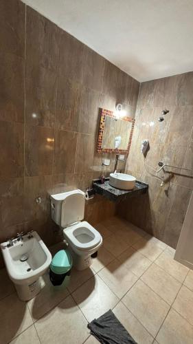 een badkamer met toilet en wastafel bij Cabaña Concepcion del Valle in Salsacate