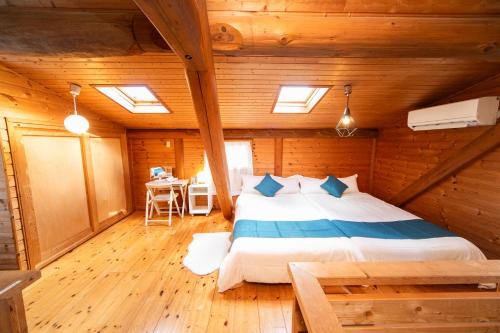 En eller flere senge i et værelse på Awaji Seaside Log House