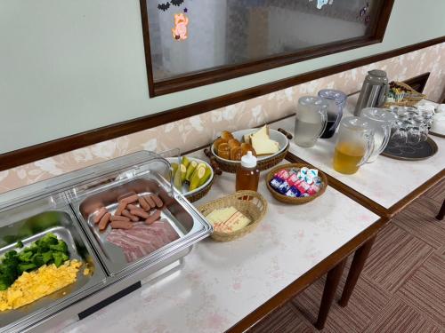 een tafel met voedsel en andere voedingsmiddelen erop bij 高嶺荘 in Otari