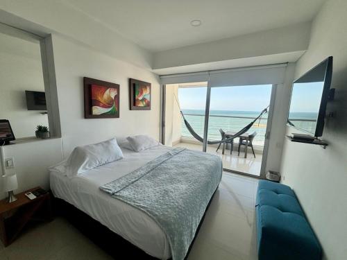 卡塔赫纳Playa Cartagena Apartments的一间带床的卧室，可欣赏海景