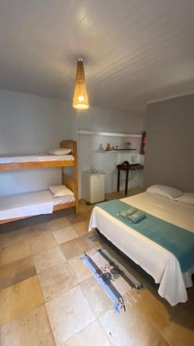 een slaapkamer met 2 bedden en een tegelvloer bij Casa Bari in Jericoacoara