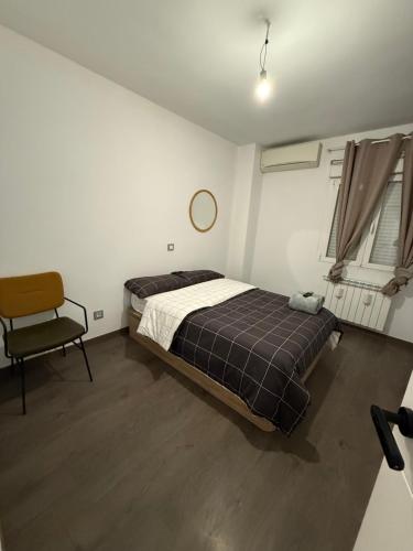 een slaapkamer met een bed en een stoel erin bij Onlyroom Madrid Gabriel Usera in Madrid