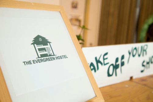 a sign with a house on it on a table at The Evergreen Hostel 長期ステイ歓迎 エバーグリーンホステル in Hiroshima