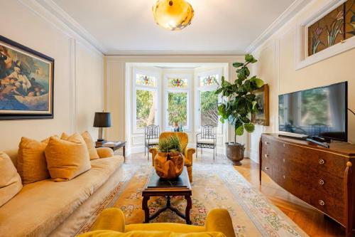a living room with a couch and a tv at Nob Hill Charm in San Francisco