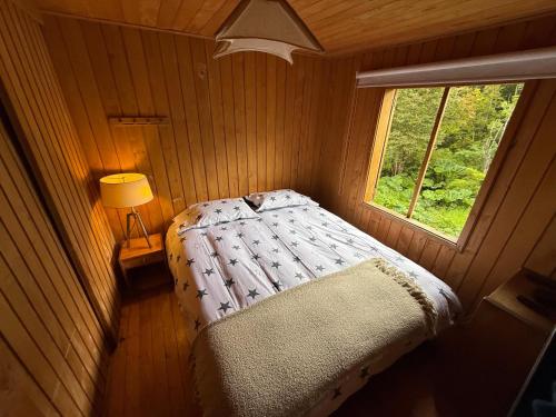 En eller flere senge i et værelse på Casa de campo Laguna escondida