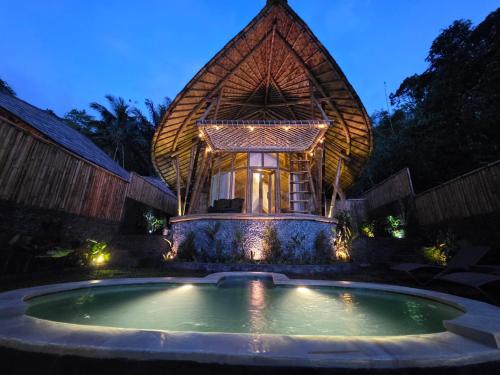 Swimmingpoolen hos eller tæt på Sunrise hill bamboo house